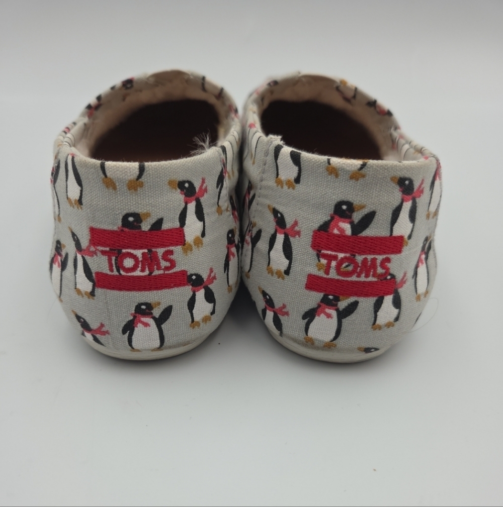 TOMS Alpargata Sz 7.5 Faux Fur Sherpa Lined Slip On Shoes Penquin Red Scarf EUC - Picture 6 of 8